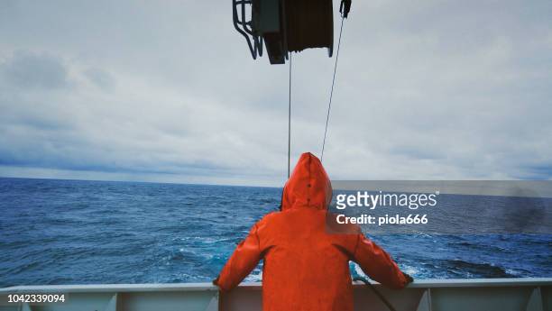 pêcheur sur le pont de bateau de pêche - pêcheur photos et images de collection