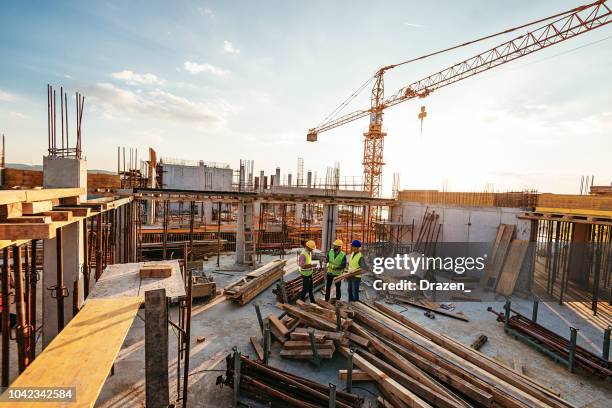 investors and contractors on construction site - guindaste maquinaria de construção imagens e fotografias de stock