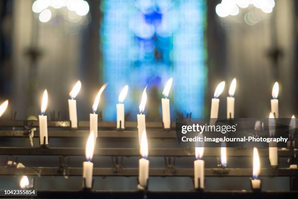 candles for prayers - catholic church christmas 個照片及圖片檔