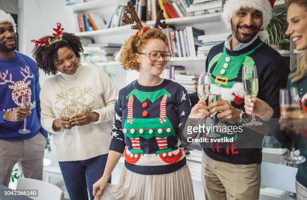 lelijke truiendag in kantoor - christmas sweater stockfoto's en -beelden