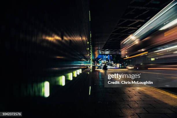 leeds out of focus person walking - leeds skyline stockfoto's en -beelden