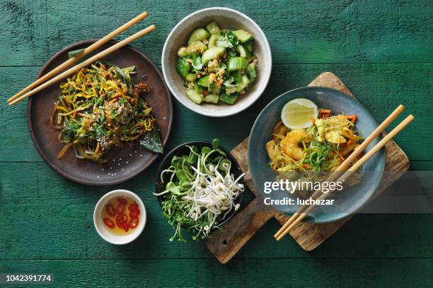 schalen mit japanischen essen - asiatische küche stock-fotos und bilder