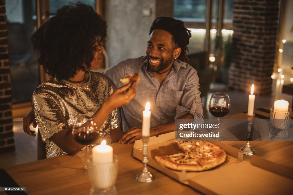 Romantische Pizza-Abend zu Hause