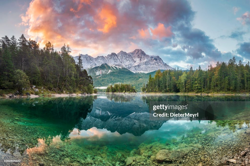 Montanha pico Zugspitze dia de verão no lago Eibsee, perto de Garmisch Partenkirchen. Baviera, Alemanha