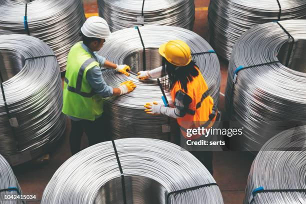 empleados de la industria joven comprobación de línea de producción en el almacén de hilos - fibra fotografías e imágenes de stock