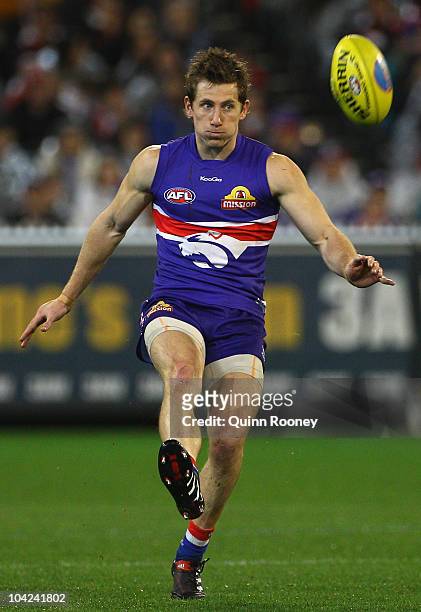 Dale Morris of the Bulldogs kicks during the Seecond AFL Preliminary Final match between the St Kilda Saints and the Western Bulldogs at Melbourne...