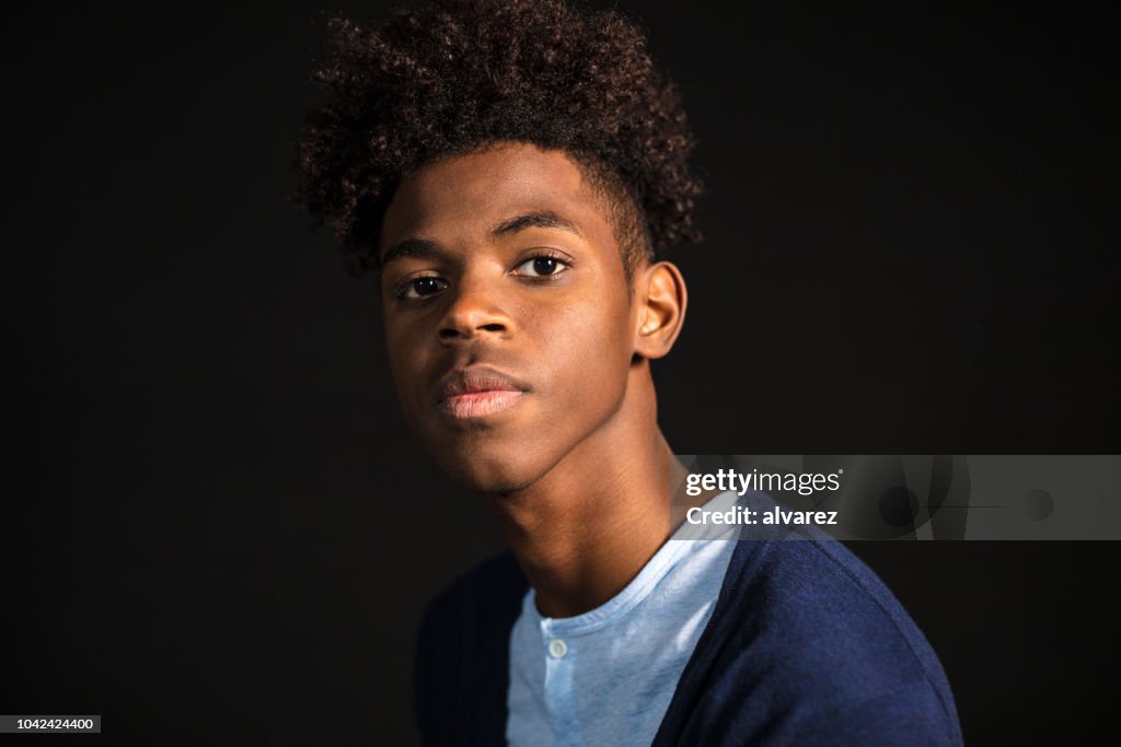 Teenager mit Afro-Frisur
