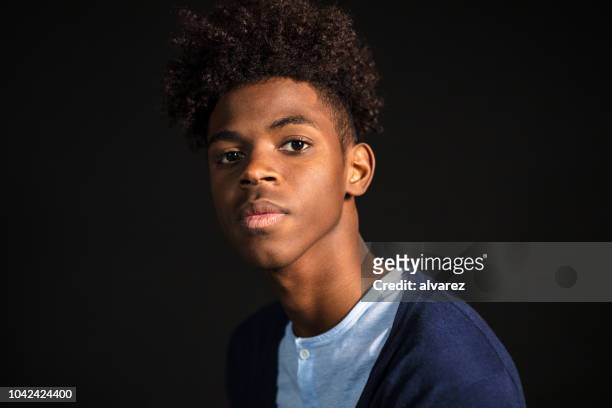 tiener met afro kapsel - boy thinking stockfoto's en -beelden
