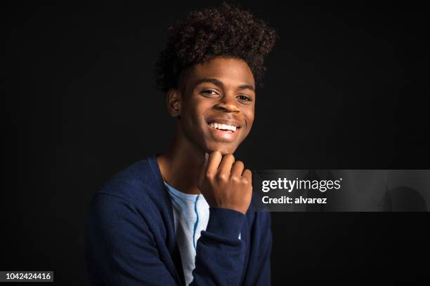 adolescente feliz con peinado afro - handsome black boy fotografías e imágenes de stock