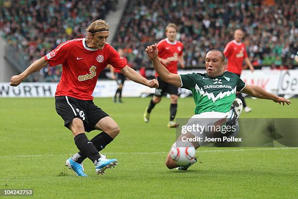 Marcel Risse of Mainz scores his team's first goal during the Bundesliga match between Werder Bremen and FSV Mainz 05 at the Weser Stadium on...