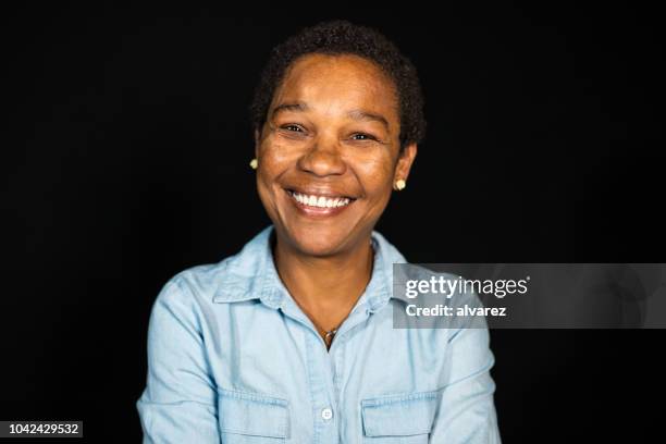 porträt von senior afrikanerin lächelnd - lady face black background happy stock-fotos und bilder