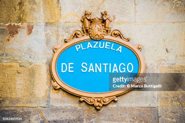 street name sign in bilbao, spain - baskenland spanje stockfoto's en -beelden