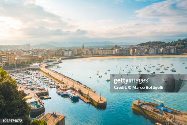 la concha bay, san sebastian, spain - san sebastian stockfoto's en -beelden