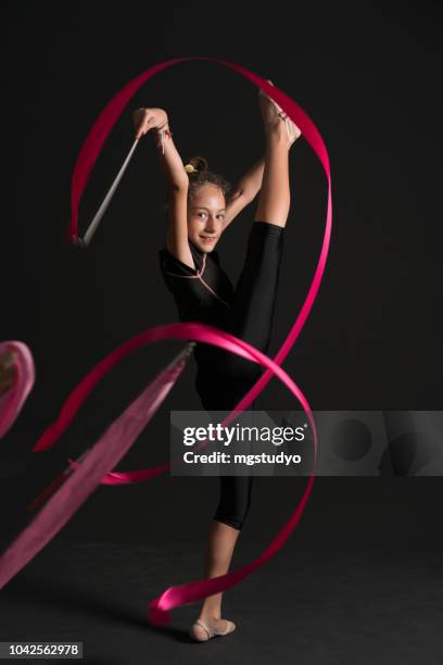 schöne turnerin athlet teenager-mädchen sport - ribbon dance stock-fotos und bilder