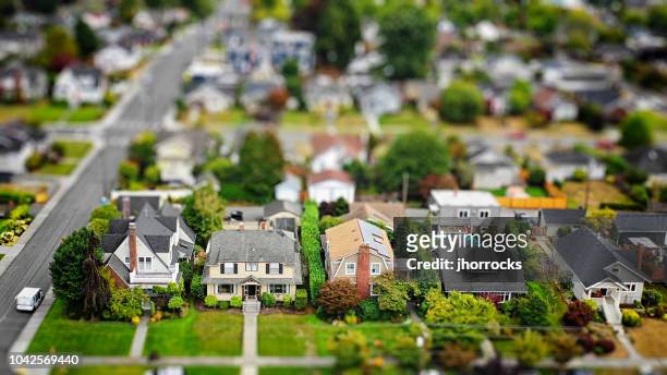 foto aerea di tilt-shift del quartiere suburbano americano - ripresa di drone foto e immagini stock