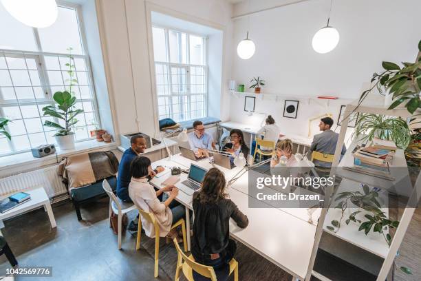 moderna oficina con equipo multiétnico - oficina de plan abierto fotografías e imágenes de stock