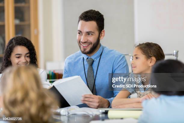 attente studenten luisteren naar wetenschap leraar - brugklas stockfoto's en -beelden