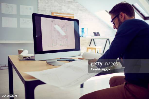 geschäftsmann arbeiten im büro - architekturberuf stock-fotos und bilder