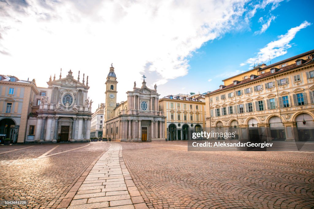 Vue principale de la place Piazza San Carlo et églises jumelles, Turin
