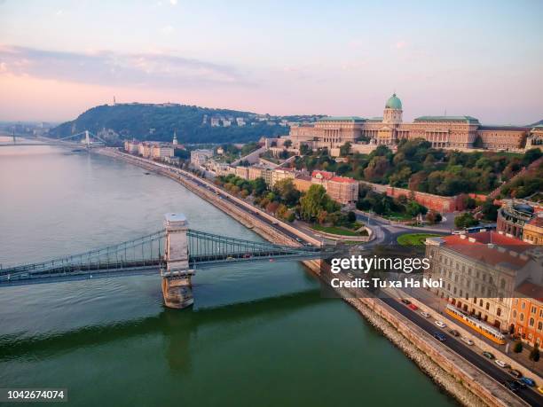 buda castle and the morning budapest traffic along the danube in an early morning - royal palace budapest stockfoto's en -beelden