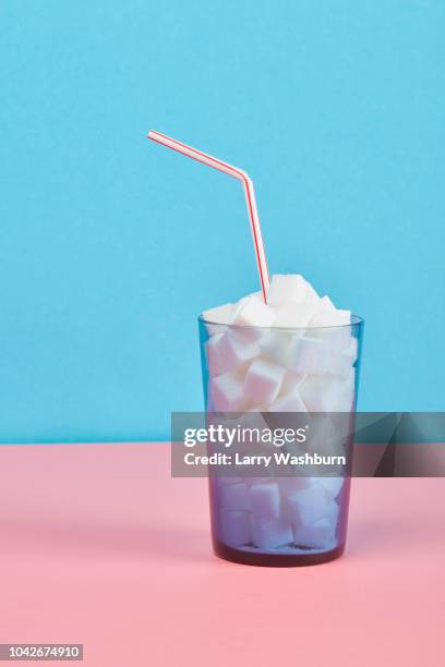 glass filled with sugar cubes and straw - obsessão imagens e fotografias de stock