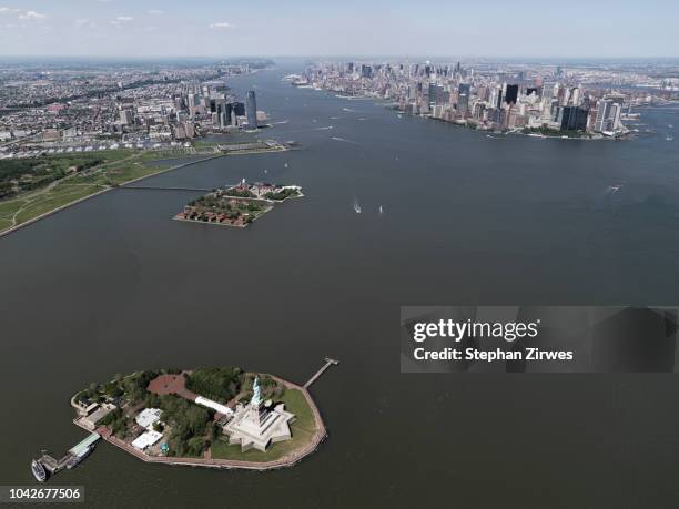 aerial view ellis island and hudson river, new york city, new york, usa - insel liberty island stock-fotos und bilder