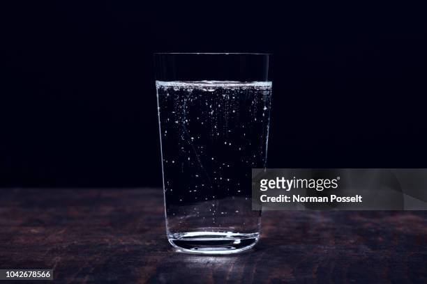 close up sparkling water in glass - erfrischungsgetränk stock-fotos und bilder
