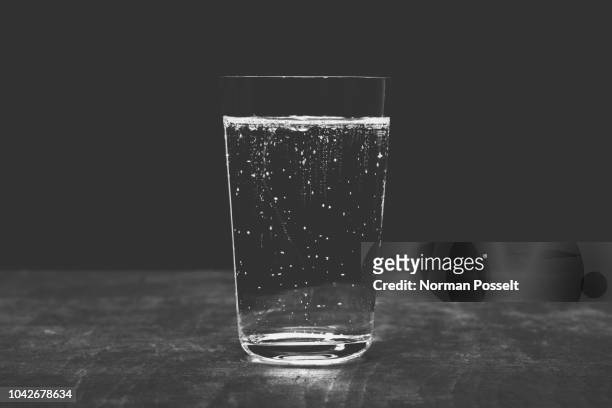 close up sparkling water in glass - sparkling water glass stockfoto's en -beelden