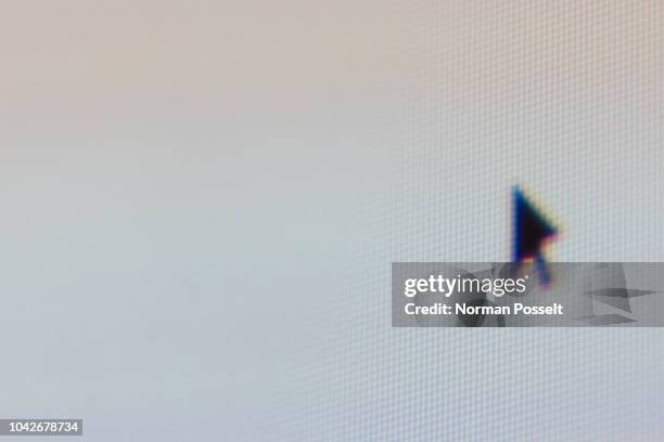 close up computer mouse cursor on screen - bildschirm nahaufnahme stock-fotos und bilder