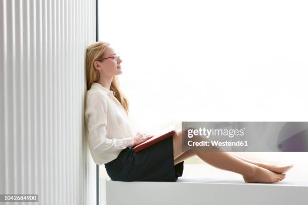 poland, warzawa, businesswoman having a break - blonde long legs 個照片及圖片檔