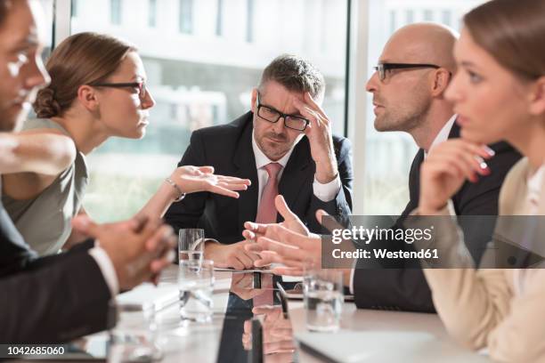 five business people having an argument - stress arbeitsplatz stock-fotos und bilder