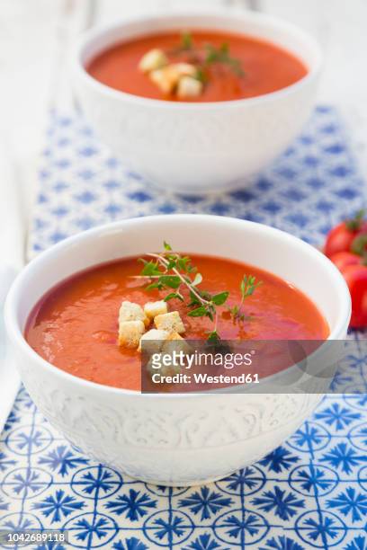 tomato soup with croutons and thyme - krutong bildbanksfoton och bilder