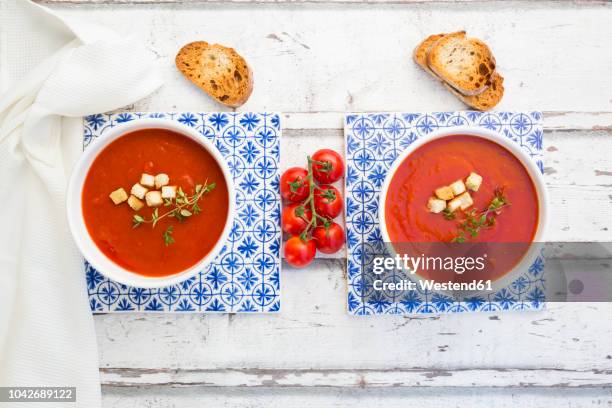 tomato soup with roasted bread, croutons and thyme, overhead view - croûton photos et images de collection