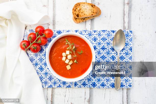 tomato soup with roasted bread, croutons and thyme, overhead view - krutong bildbanksfoton och bilder