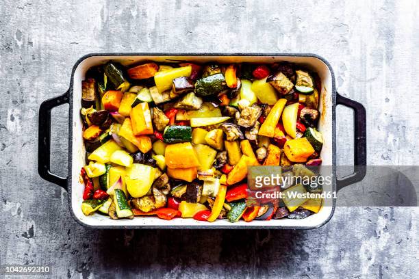 oven vegetables, zucchini, aubergine, potato, carrot, sweet potato, champignon, onion and garlic - baked sweet potato stock-fotos und bilder