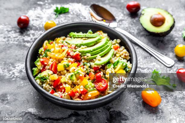 bowl of bulgur salad with bell pepper, tomatoes, avocado, spring onion and parsley - 布格麥 個照片及圖片檔