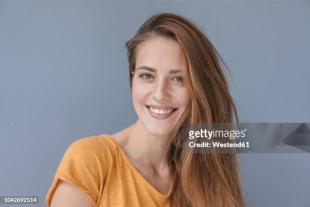 portrait of a pretty woman, smiling, looking at camera - langes haar stock-fotos und bilder