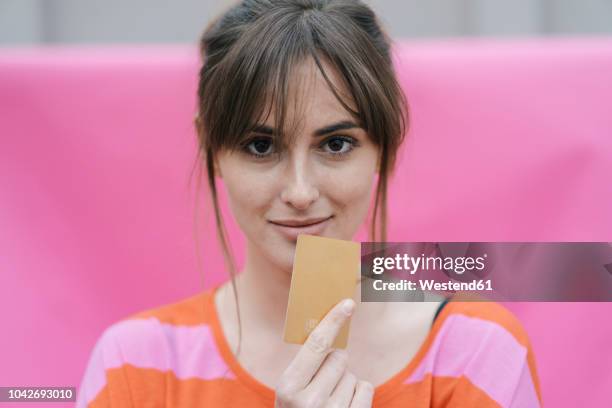 woman holding credit card - charging fotografías e imágenes de stock