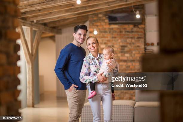 portrait of happy young parents with their baby girl at home - baby happy cute smiling baby only stockfoto's en -beelden