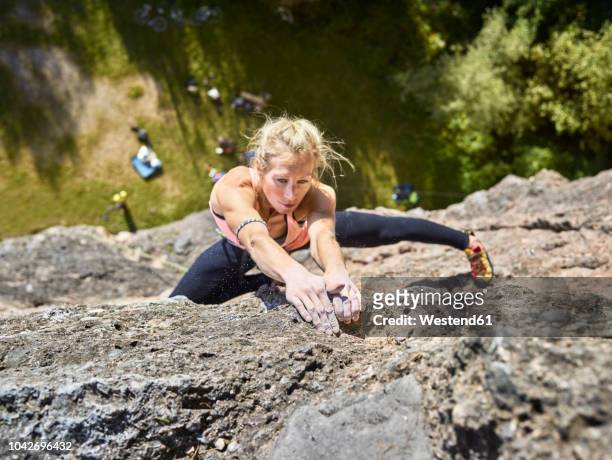 austria, innsbruck, hoettingen quarry, woman climbing in rock wall - rock face fotografías e imágenes de stock