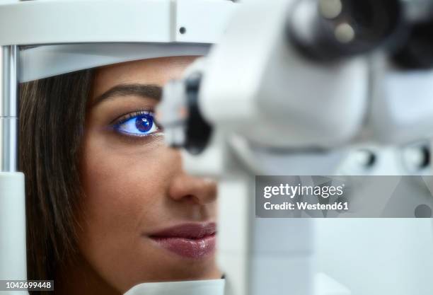 optician, young woman during eye test - eyesight fotografías e imágenes de stock