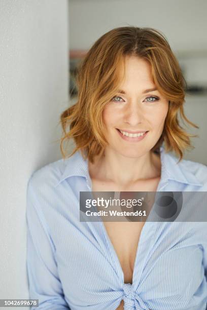 portrait of smiling woman - dekolleté stock-fotos und bilder
