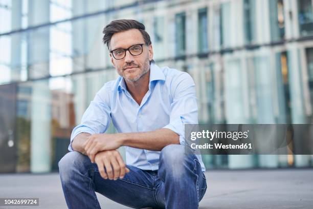 portrait of relaxed businessman outdoors - casual business man stock-fotos und bilder