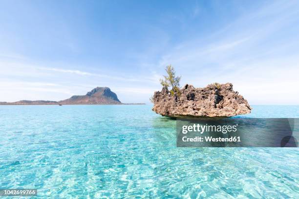 mauritiusm riviere noire district, la gaulette, small rock, crystal rock in tourquise water - mauritius beach stock-fotos und bilder