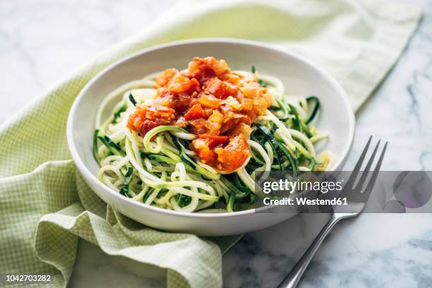 fresh zoodles with tomato sauce - courgette stock-fotos und bilder