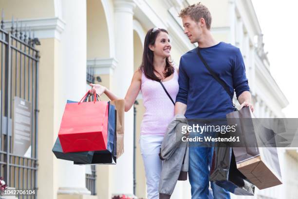 poland, warsaw, young couple on a shopping spree - shopping spree stock-fotos und bilder