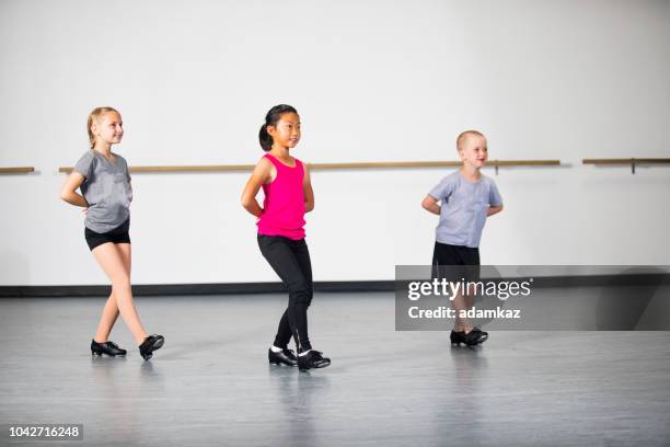 タップダンスの練習子供 - asian cheerleaders ストックフォトと画像