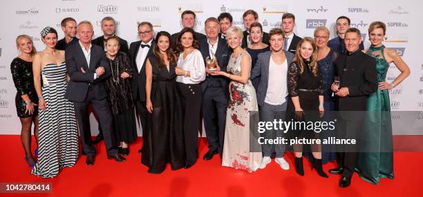 September 2018, Saxony, Leipzig: The team of the ARD series "In aller Freundschaft" showing its "Goldene Henne" in Leipzig. A total of 53...