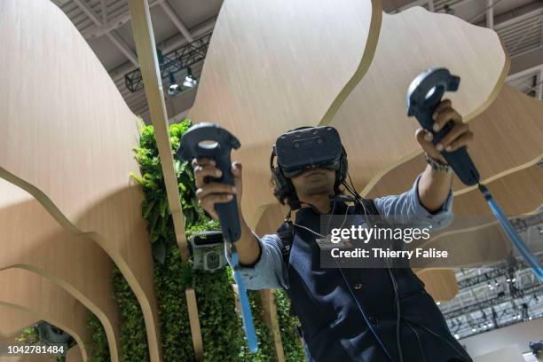 Tree VR is a virtual-reality project designed by Winslow Porter that transforms a human being equipped with special devices into a rainforest tree...