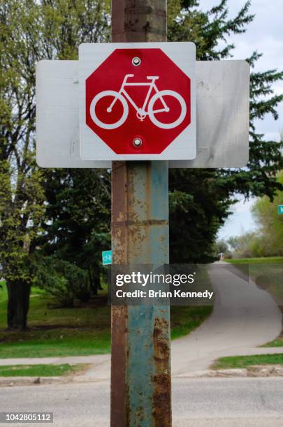 bicycle stop sign - brandon fotografías e imágenes de stock